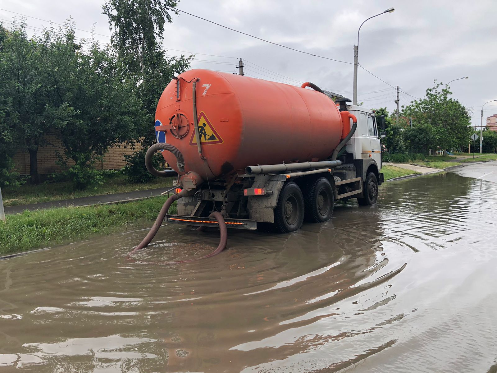 С улиц Краснодара откачивают воду