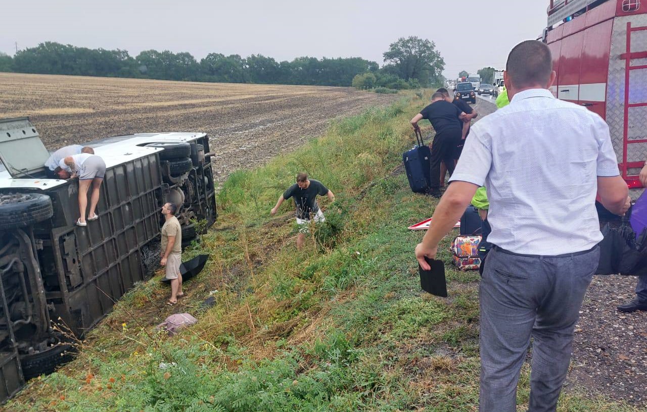 Два человека остаются в больнице после аварии с автобусом в Северском районе