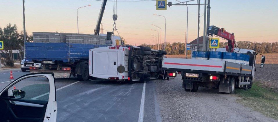 Автобус с пассажирами перевернулся под Анапой