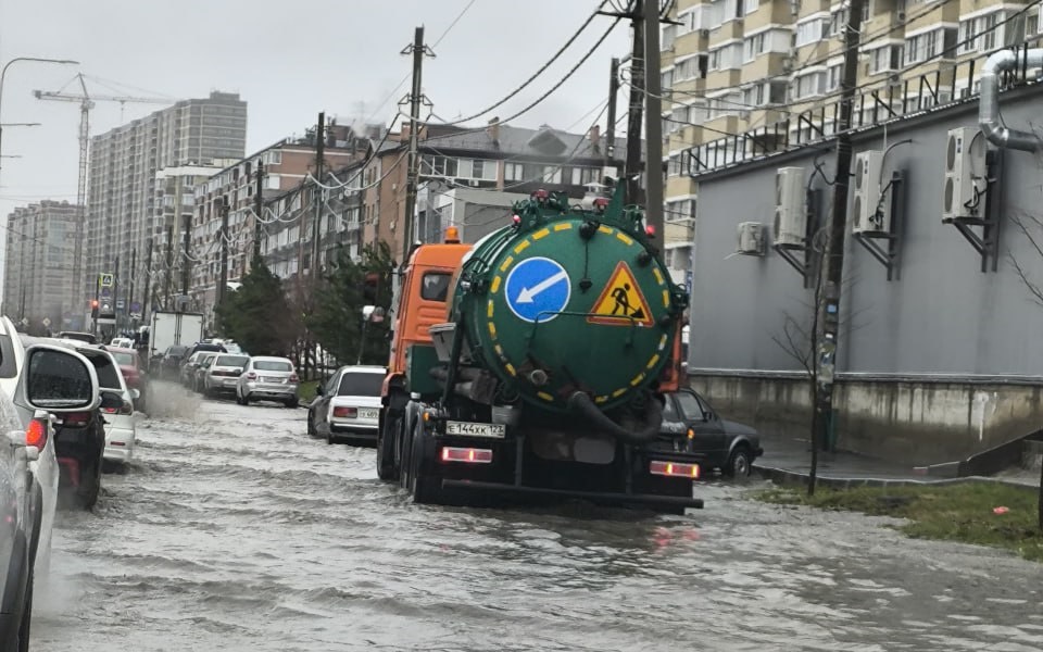 На улицы Краснодара вышла водооткачивающая техника