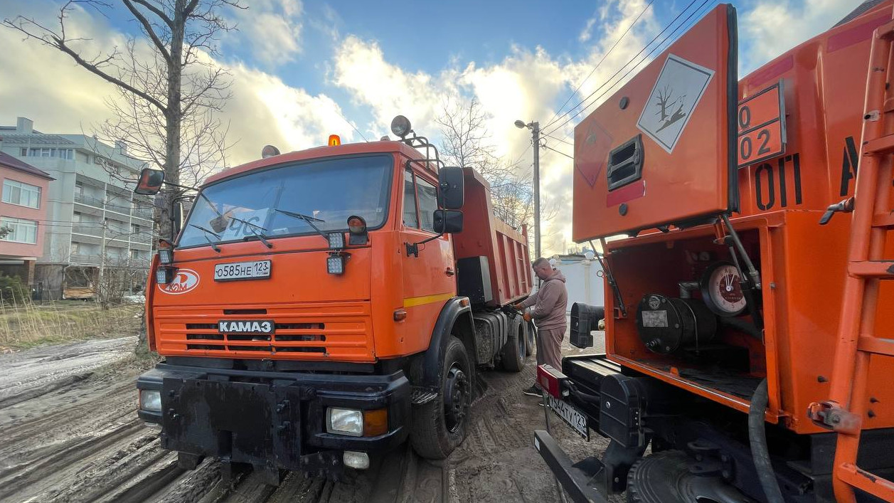 В Анапе грузовики с грунтом дозаправляют на местах