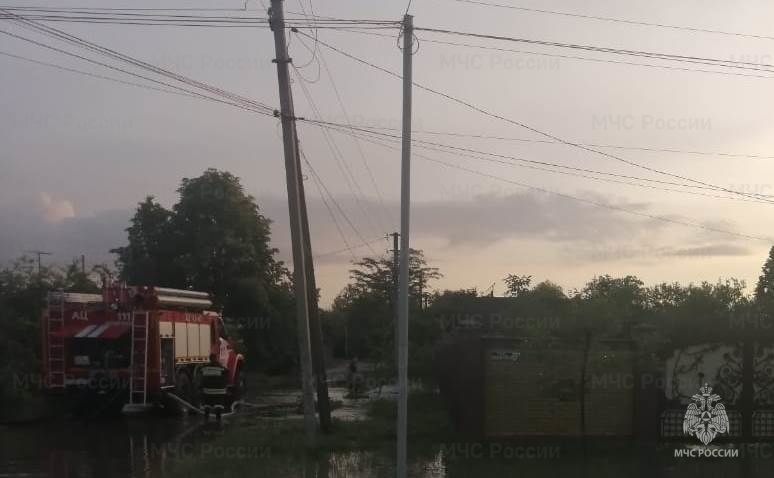 Вода в домах и дыры в крышах: МЧС о стихии в Краснодарском крае