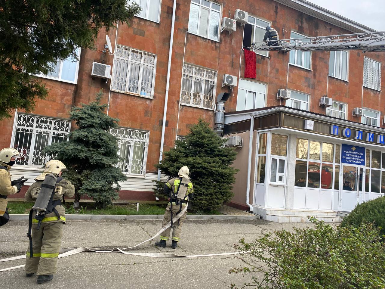 В Анапе прошли совместные учения спасателей и полицейских