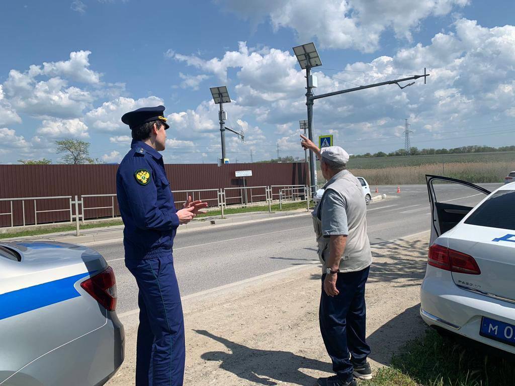 В Анапе старик на иномарке сбил троих велосипедистов