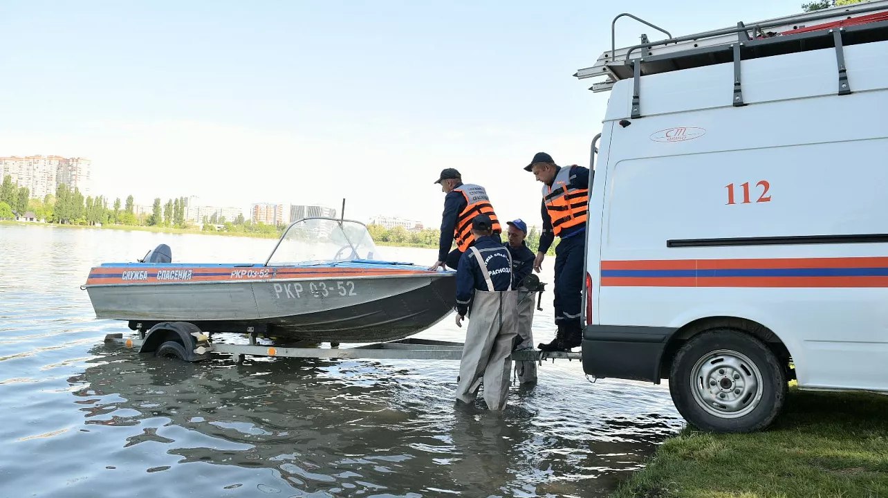 Спасатели Краснодара выходят в рейды на водоемы города