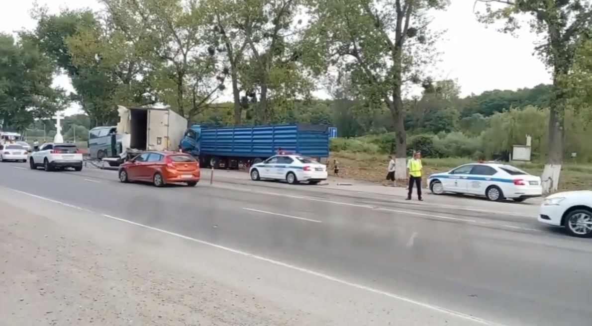 В Крымском районе столкнулись пассажирский автобус и два грузовика