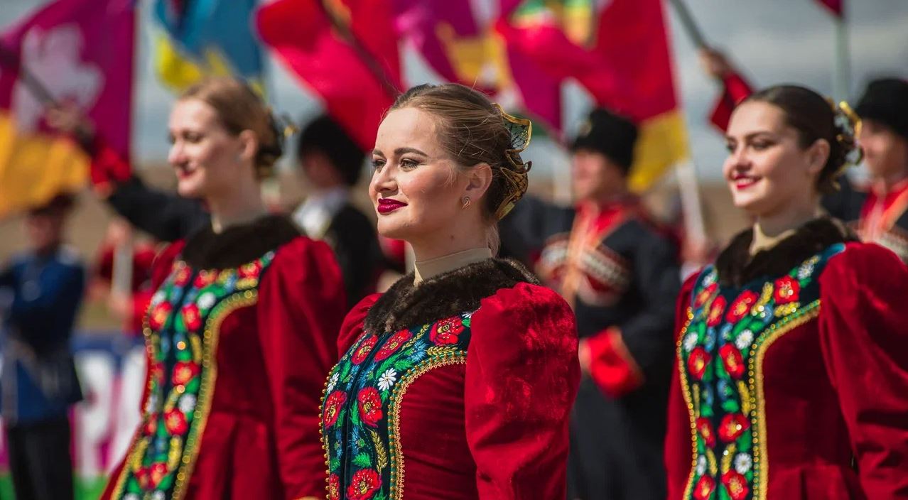 Краснодарцев в выходные ждут выкрутасы, одинокие мурлыки и гламурные вампиры