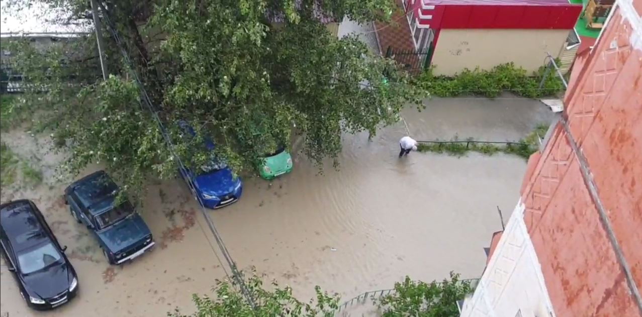 В Сочи из-за ливней запретили купаться и закрыли пляжи