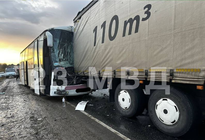 Под Успенской в грузовик врезался пассажирский автобус, водитель погиб