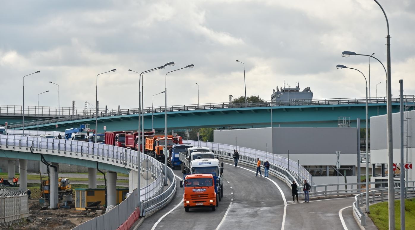 Парень и девушка из Краснодарского края ночью свалились с эстакады в Москве