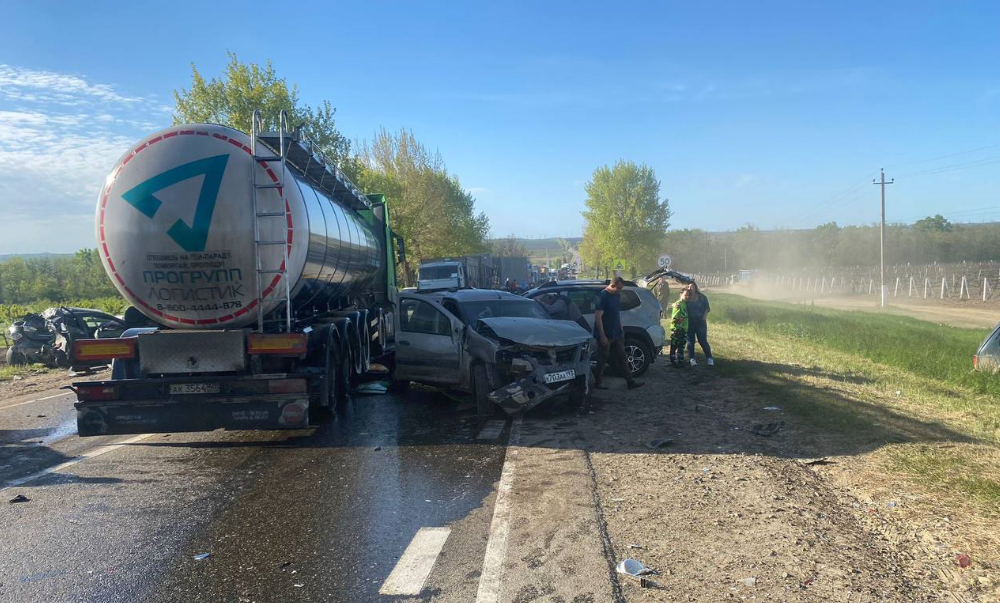 Под Темрюком водитель фуры с маслом устроил ДТП, куда попали шесть машин