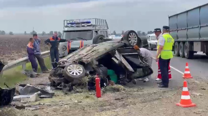 Несколько человек, в том числе ребёнок разбились на трассе у станицы Анастасиевской