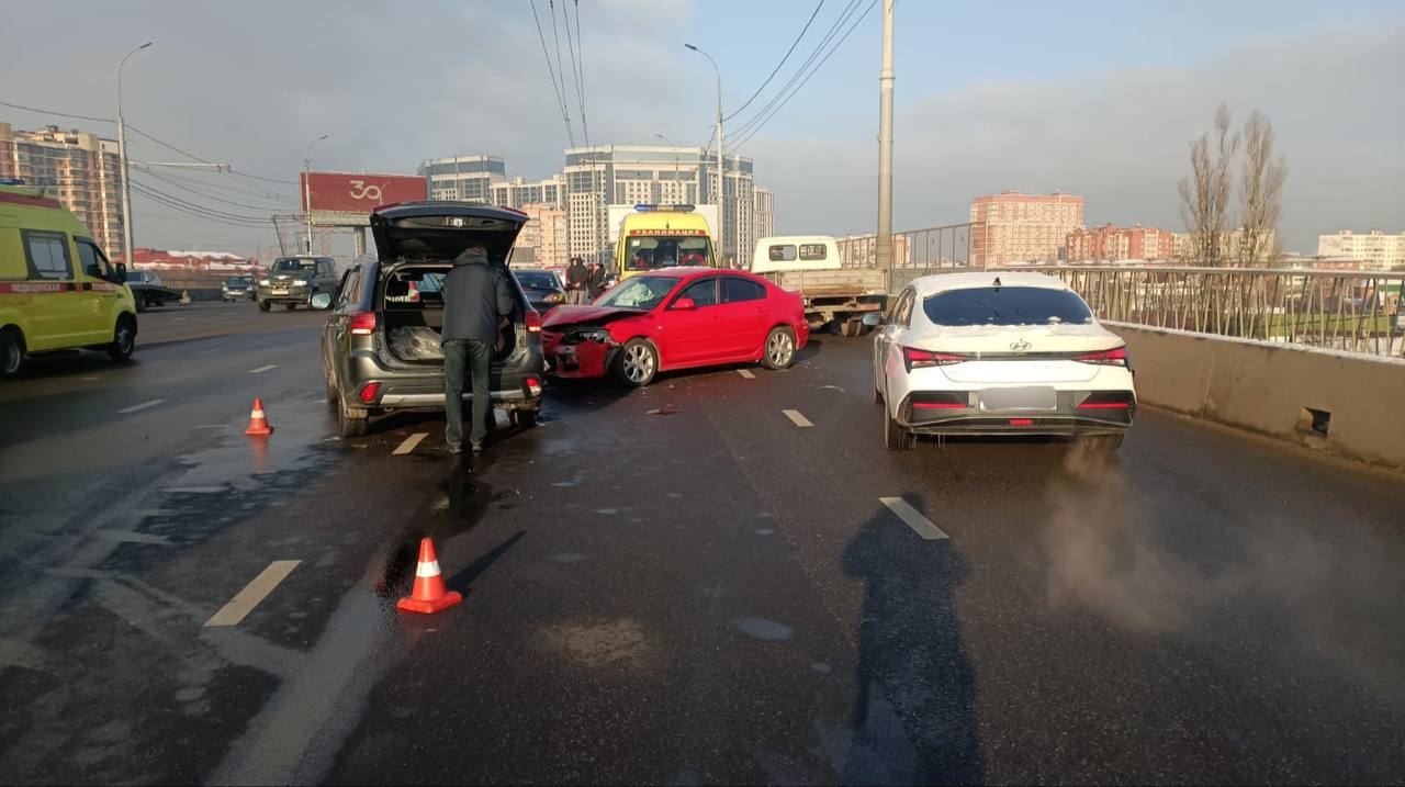 Четыре автомобиля столкнулись на Северном мосту в Краснодаре