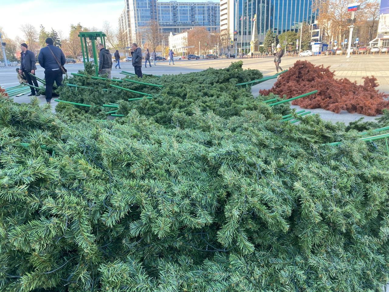 В Краснодаре устанавливают главную городскую ёлку