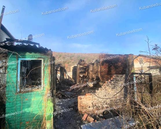 В пожаре в Анапе заживо сгорели двое мужчин