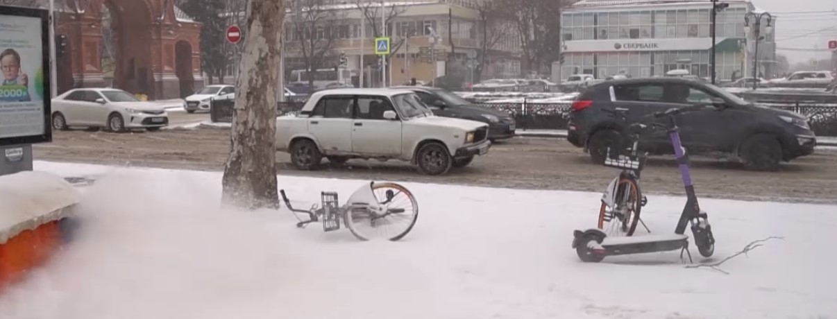 Синоптики рассказали, когда утихнут снег и ураганный ветер в Краснодарском крае