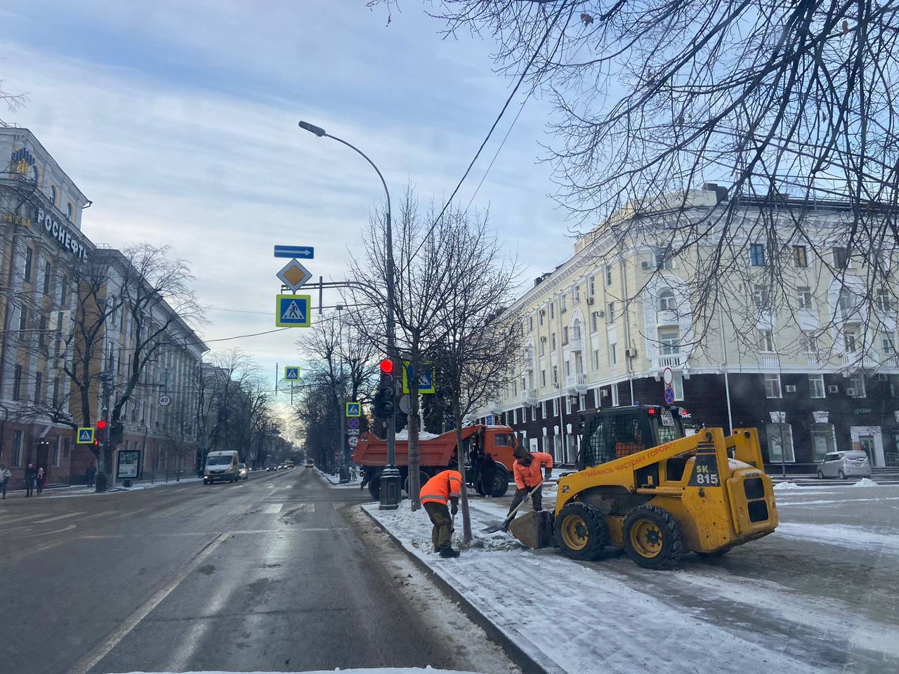 В Краснодаре продолжается расчистка улиц от снега