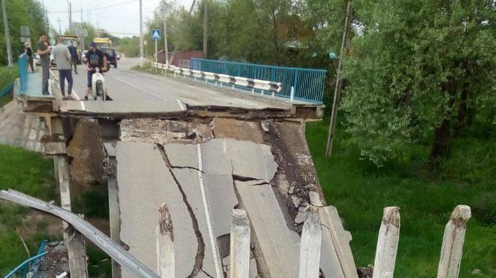 Режим ЧС ввели в поселке Ильском из-за рухнувшего моста