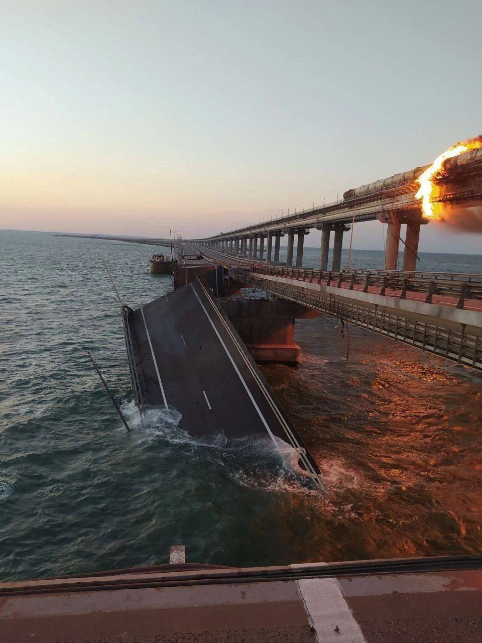 На Крымском мосту повреждено два пролета ветки, ведущей из Краснодара в Керчь