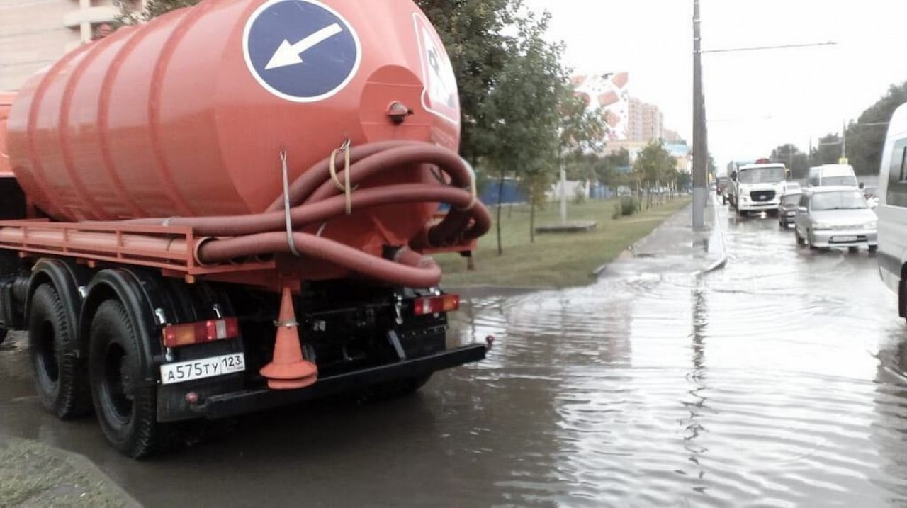 На улицах Краснодара дежурит водооткачивающая техника