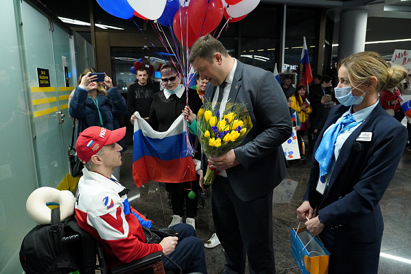 Серебряного призера альтернативной Паралимпиады-2022 Алексея Голивко встретили в Сочи