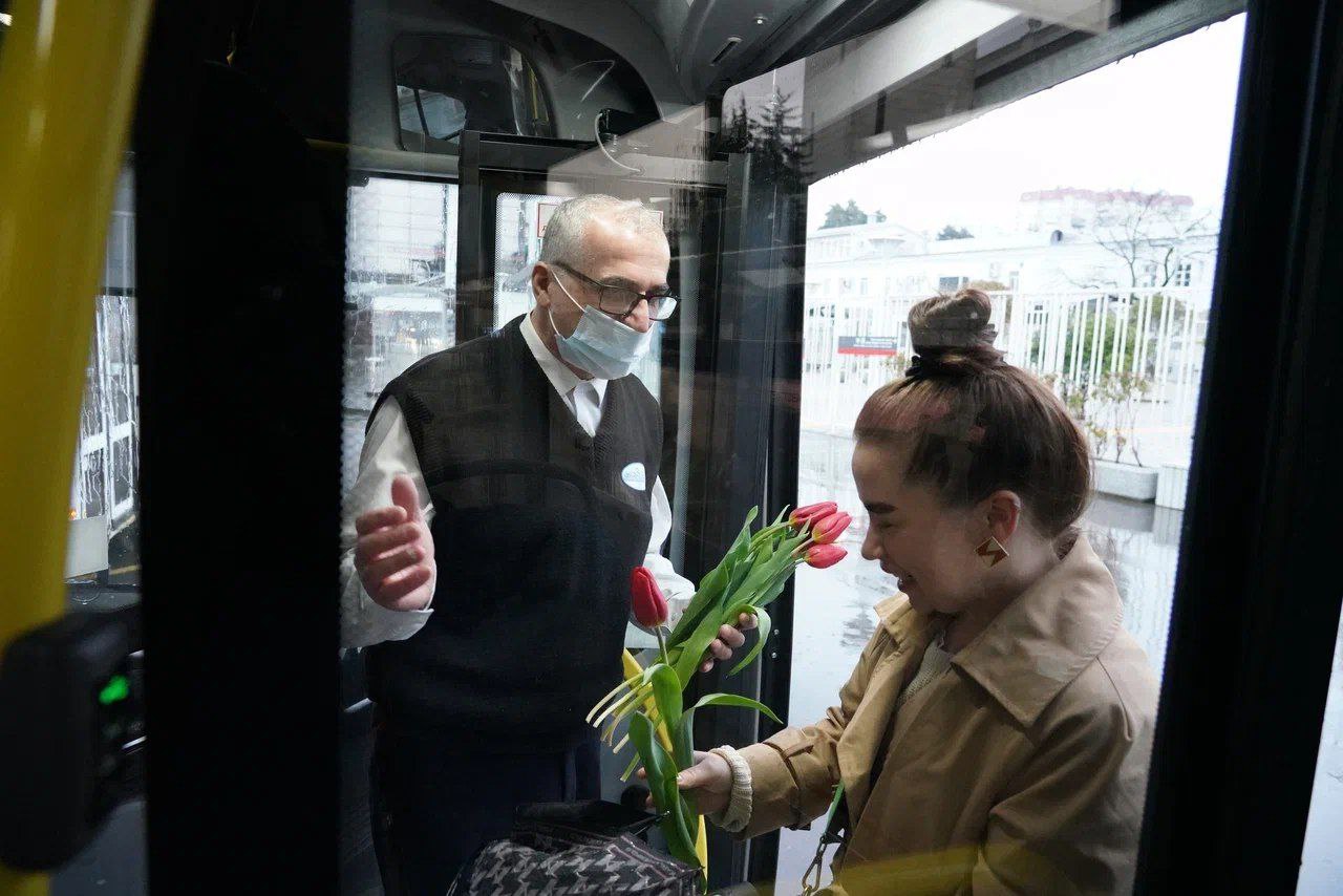 В Сочи пассажирские перевозчики 8 марта устроили женщинам праздник