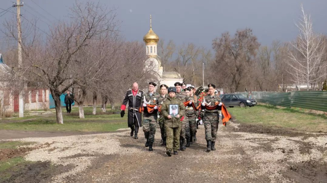 С военнослужащим, погибшим в ходе спецоперации на Украине, простились в Павловском районе