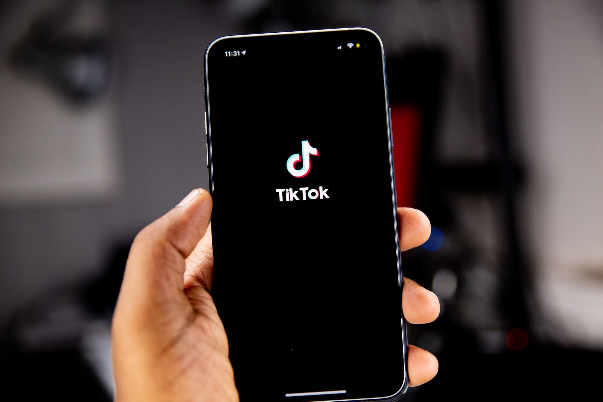 TikTok частично приостанавливает свою работу в России